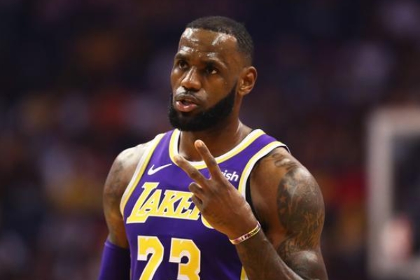 为什么足球球员的薪资都很高？